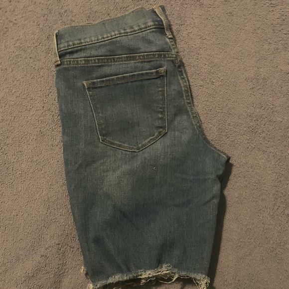 Old Navy Size 4 Distressed Ripped Jean Shorts - Picture 2 of 4